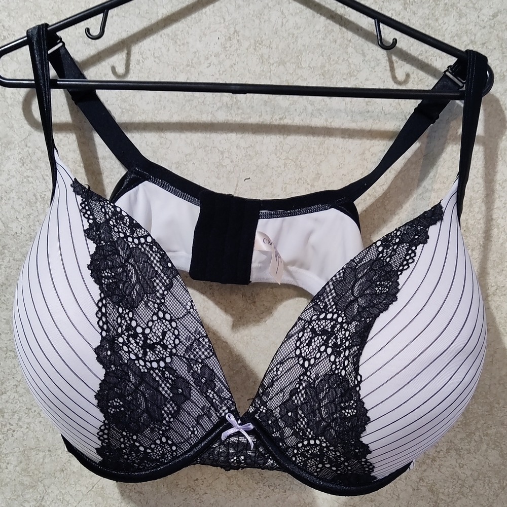 Cacique Bra Plunge Bra w/ Lace White & Black Pinstripe 44DDD